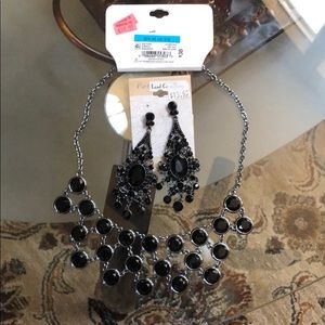 Necklace and earrings black